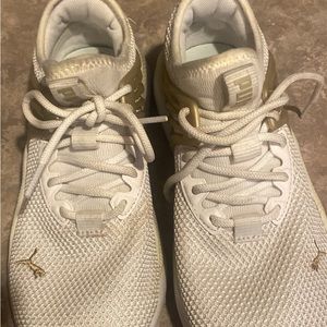 Women’s puma sneakers size 6